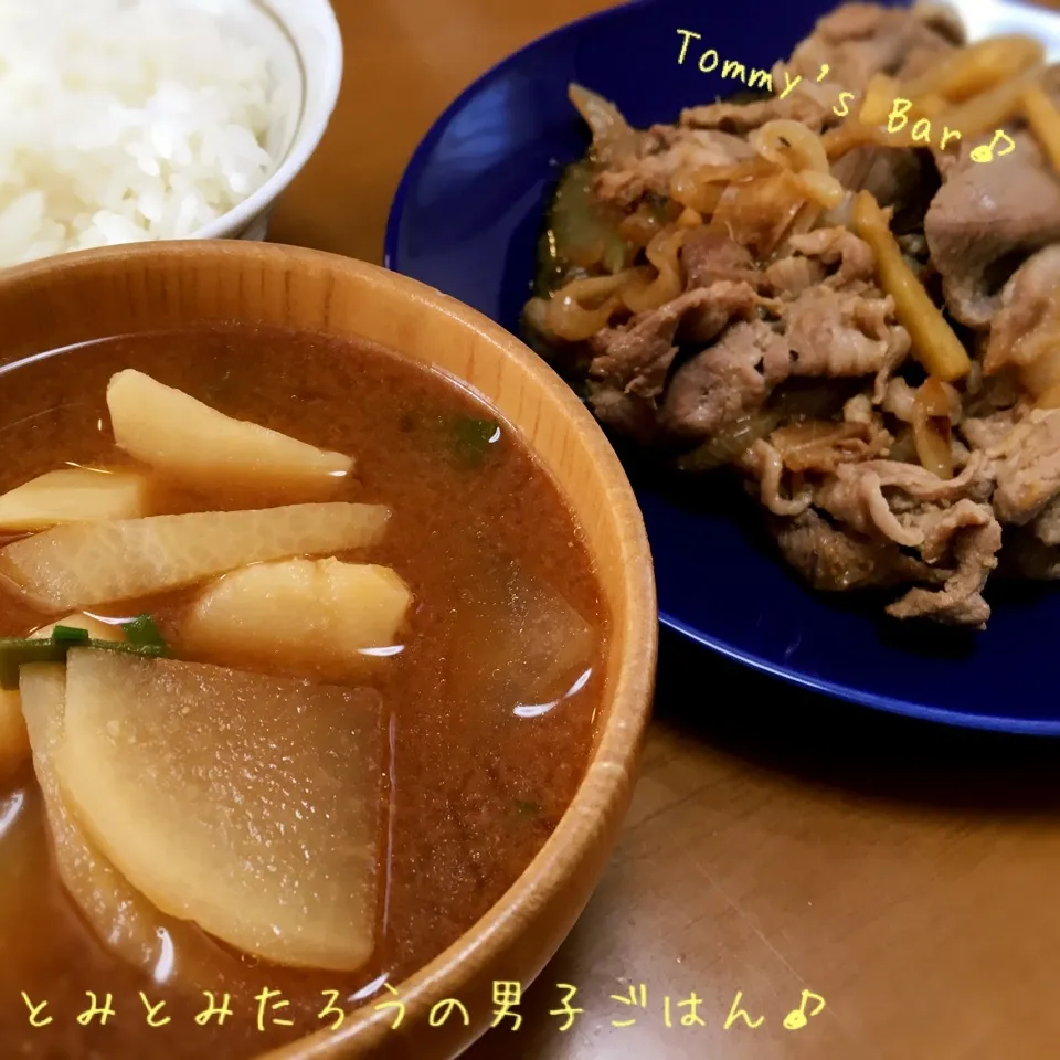 Snapdishの料理写真:国産豚コマ180円de豚汁✖︎豚生姜焼き定食を3人分〜♪|とみとみたろうの男子ごはん♪さん