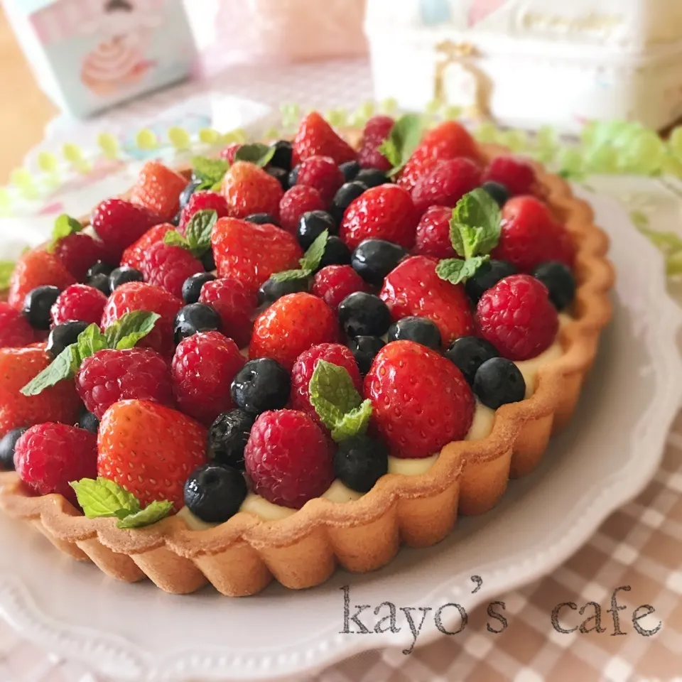 次女のバースデーケーキ♪3つのベリーのカスタードタルト🍓|kayopyさん