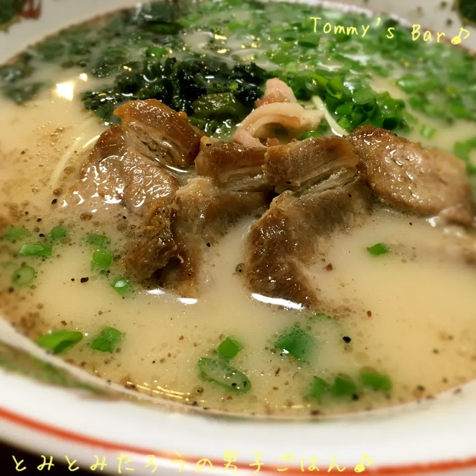 2017高菜漬け入り！熊本豚骨焼豚マー油ラーメン♪|とみとみたろうの男子ごはん♪さん