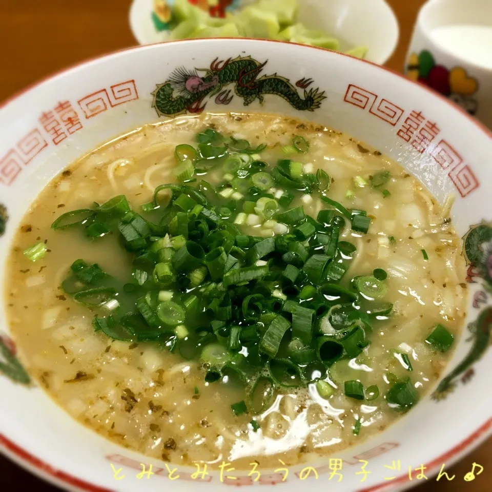 刻み玉ねぎ✖︎赤ネギたっぷりな！ピリ辛高菜とんこつラーメン♪|とみとみたろうの男子ごはん♪さん