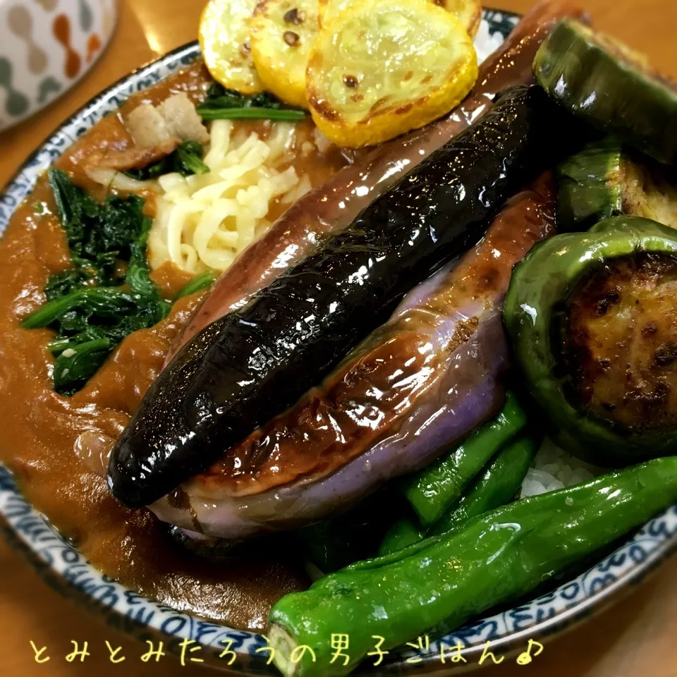 インスタントでも超豪華な！ズッキーニ✖︎茄子の夏野菜カレー♪|とみとみたろうの男子ごはん♪さん