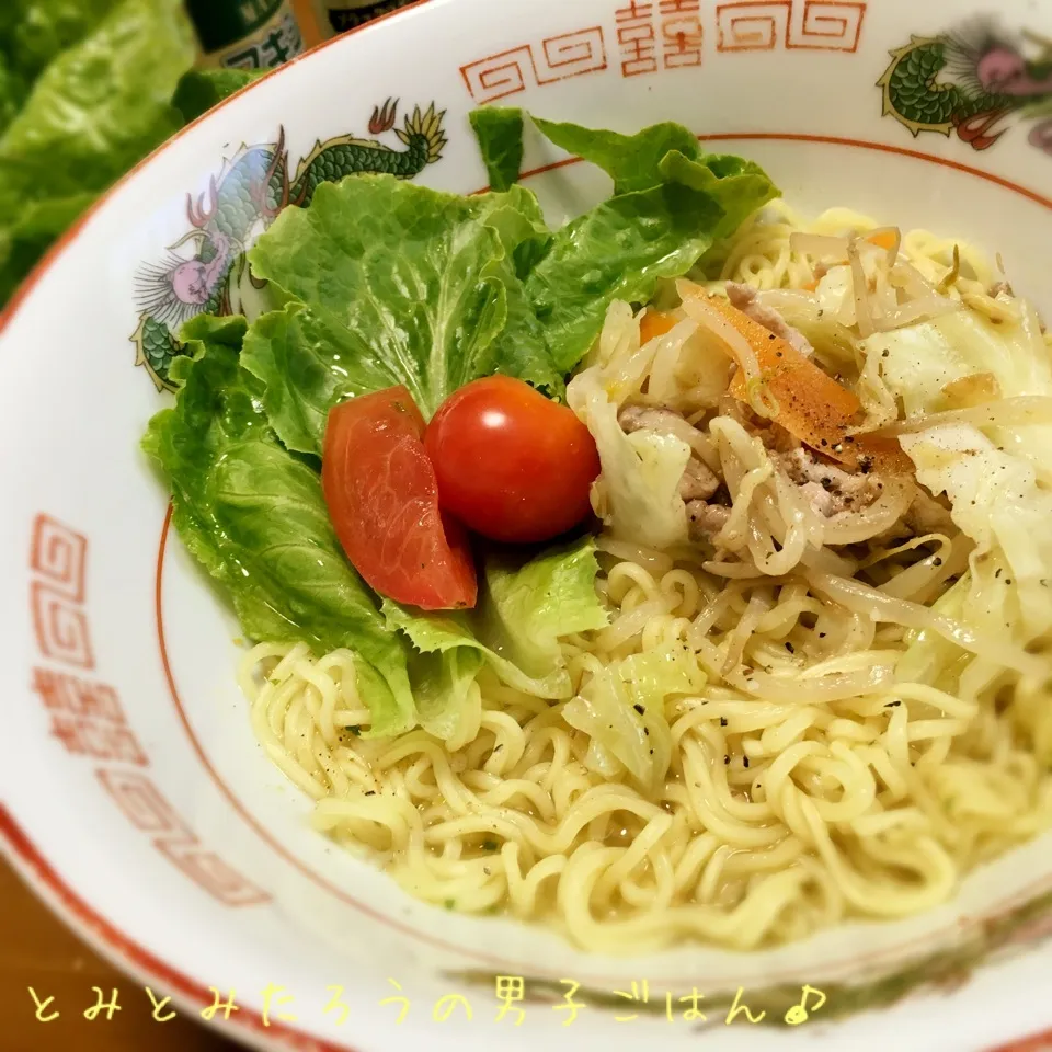 レタスとトマトの冷やしニンニク塩ラーメン♪|とみとみたろうの男子ごはん♪さん