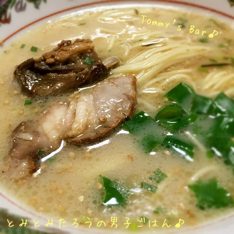 スペアリブ✖︎豚肉肩ロース焼豚入の！久留米とんこつラーメン♪|とみとみたろうの男子ごはん♪さん