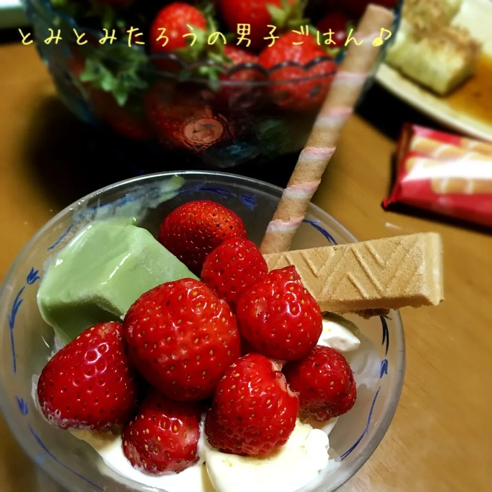 自家製イチゴdeイチゴアイスパフェ♪|とみとみたろうの男子ごはん♪さん