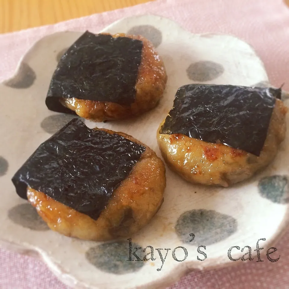 Snapdishの料理写真:もっちもち♡れんこんチーズ餅磯辺焼き|kayopyさん