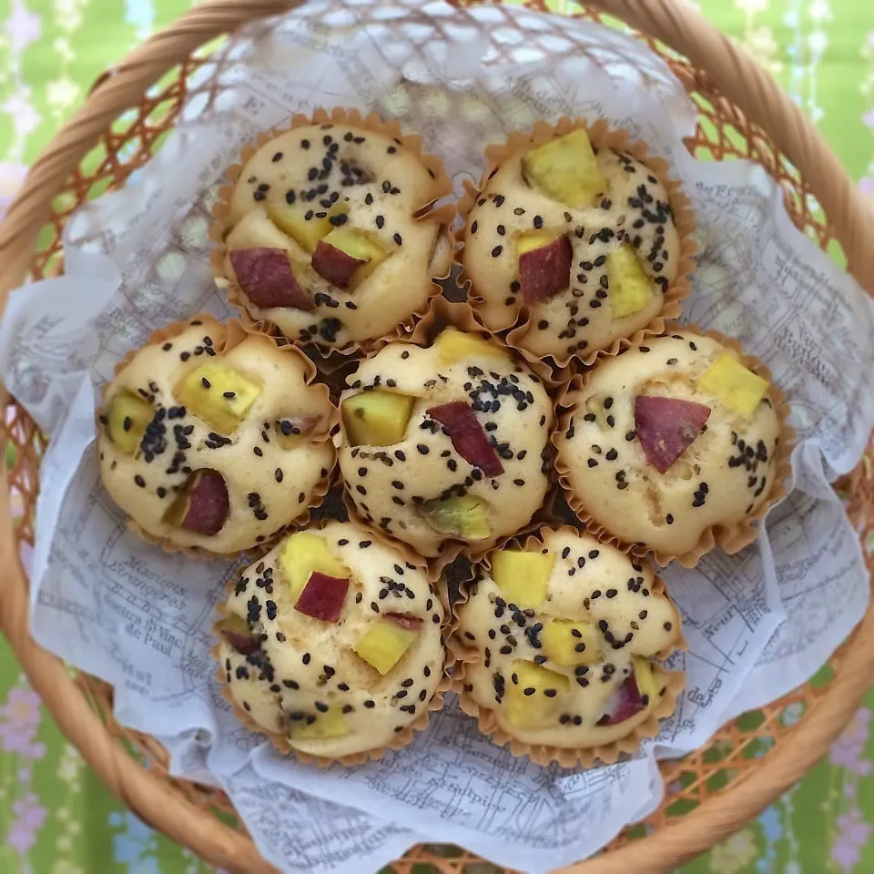 ホットケーキミックスで♪さつまいもと黒ごまの蒸しパン|kayopyさん