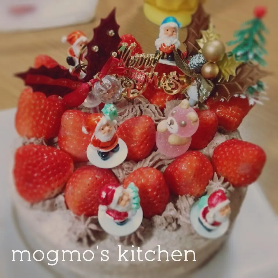 Snapdishの料理写真:子供たちでデコレーション♪クリスマスケーキ|mogmoさん