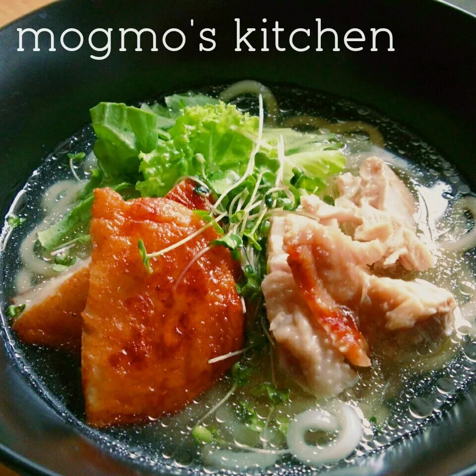 Snapdishの料理写真:パパッと簡単ランチ♪レンジで蒸し鶏トッピング♪塩レモンうどん|mogmoさん