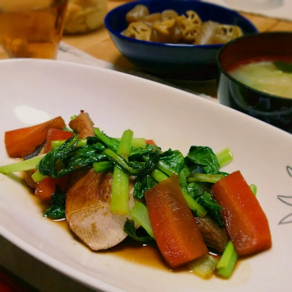 Snapdishの料理写真:ご飯が進む和定食♪鰤と人参小松菜の彩り煮|mogmoさん