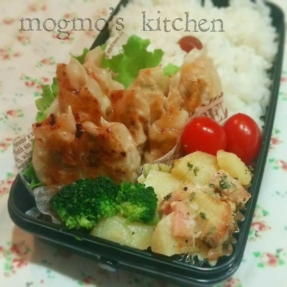 昨日の餃子と簡単ポテサラグラタン♪主人のお弁当|mogmoさん