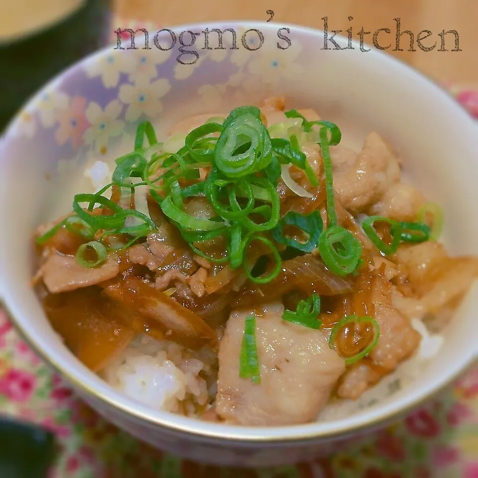 麺つゆでパパッと簡単ランチ♪豚バラと玉ねぎの甘辛丼|mogmoさん