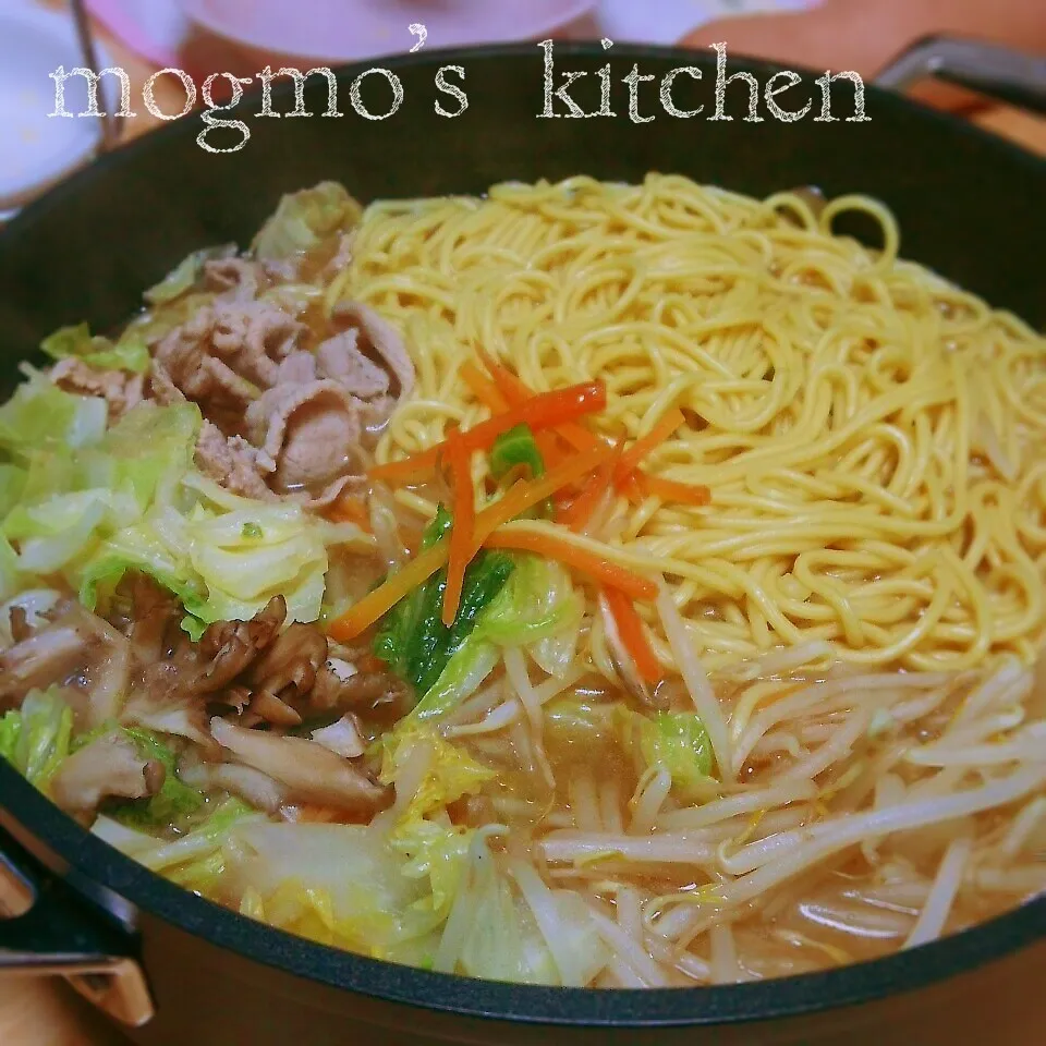 野菜もスープも♪余りものでサッと簡単♪ラーメン鍋|mogmoさん