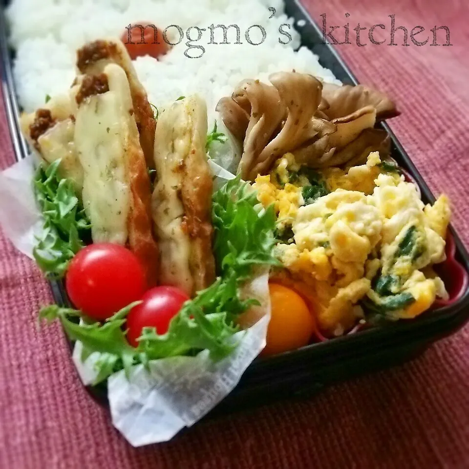 Snapdishの料理写真:キーマカレーとチーズの竹輪ボート♪主人のお弁当|mogmoさん