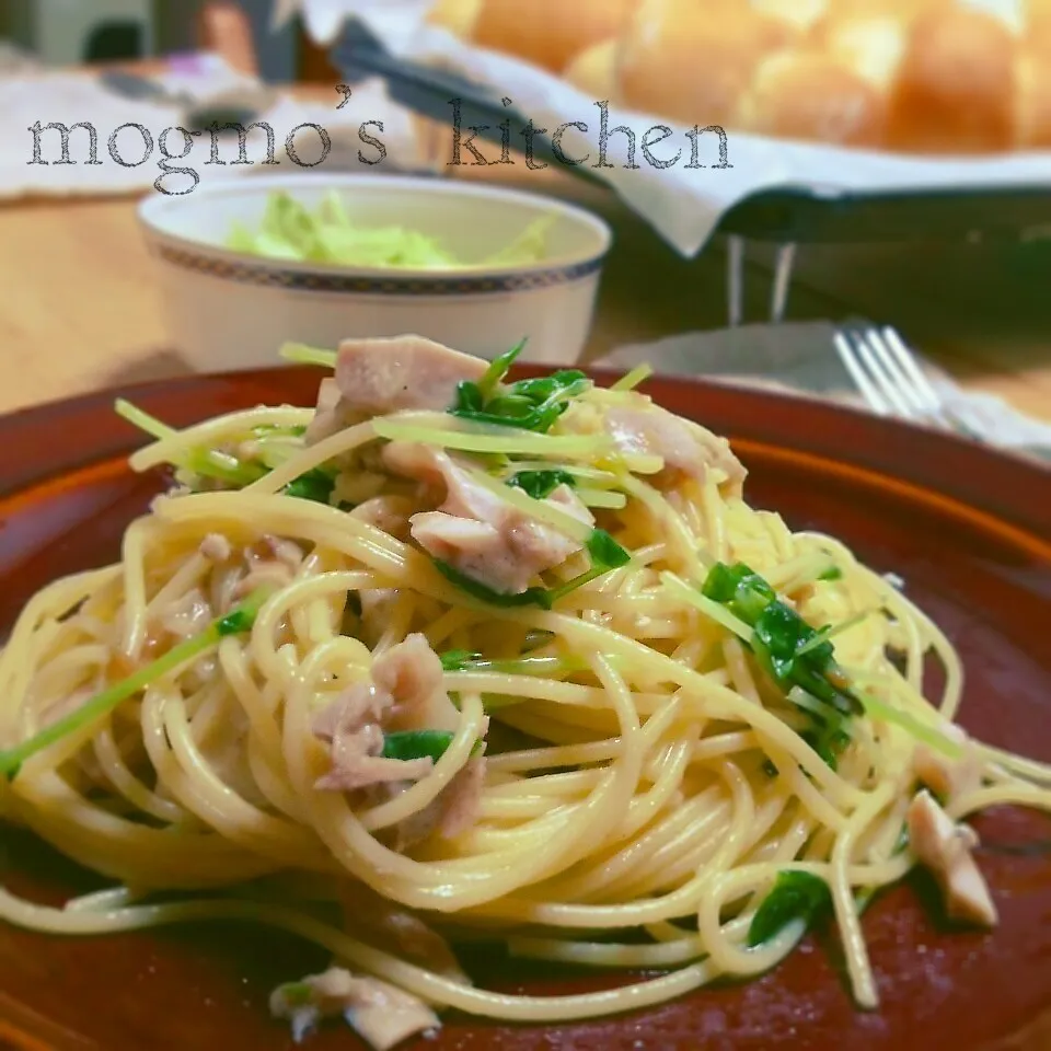 さっぱりコク旨♪簡単 和えるだけ♪蒸し鶏と豆苗の梅風味パスタ|mogmoさん