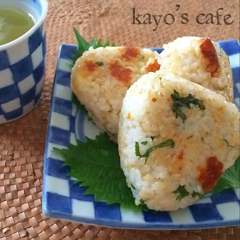 白だし風味♪しそとチーズの焼きおにぎり|kayopyさん