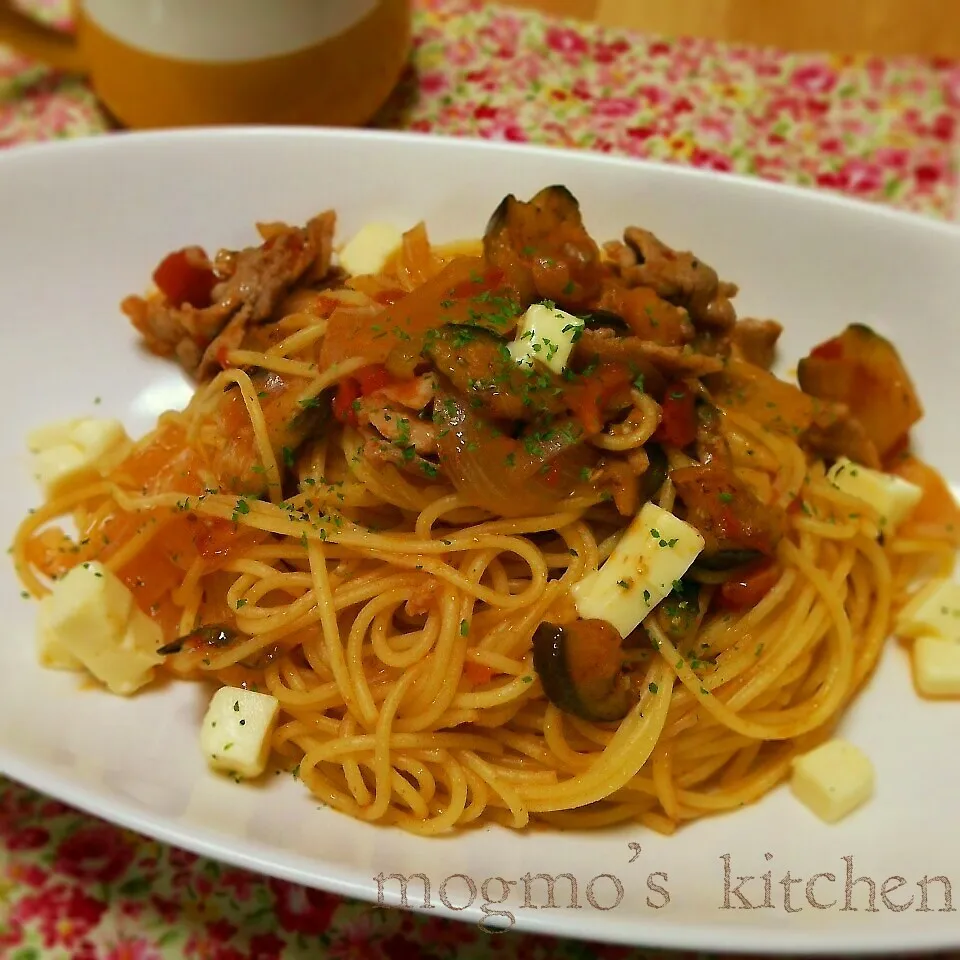 新玉ねぎの甘さがチーズと合う♪茄子と新玉ねぎのトマトパスタ|mogmoさん