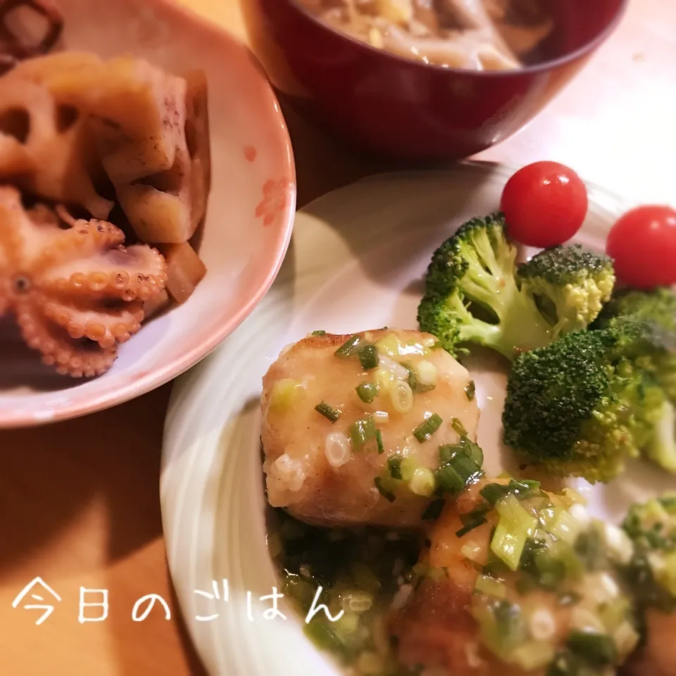 Snapdishの料理写真:肉巻きおにぎり、イイダコと蓮根の煮物、舞茸スープ|kaokaoさん