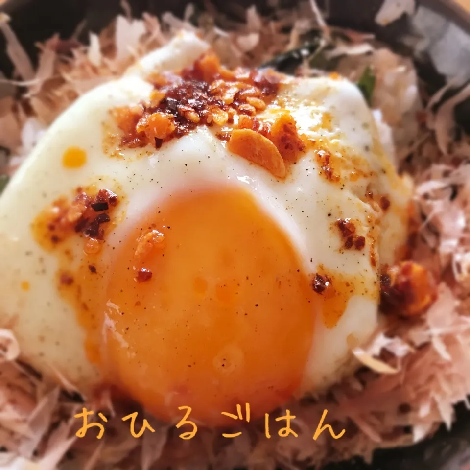 Snapdishの料理写真:目玉焼き、おかか、食べるラー油丼⭐️|kaokaoさん