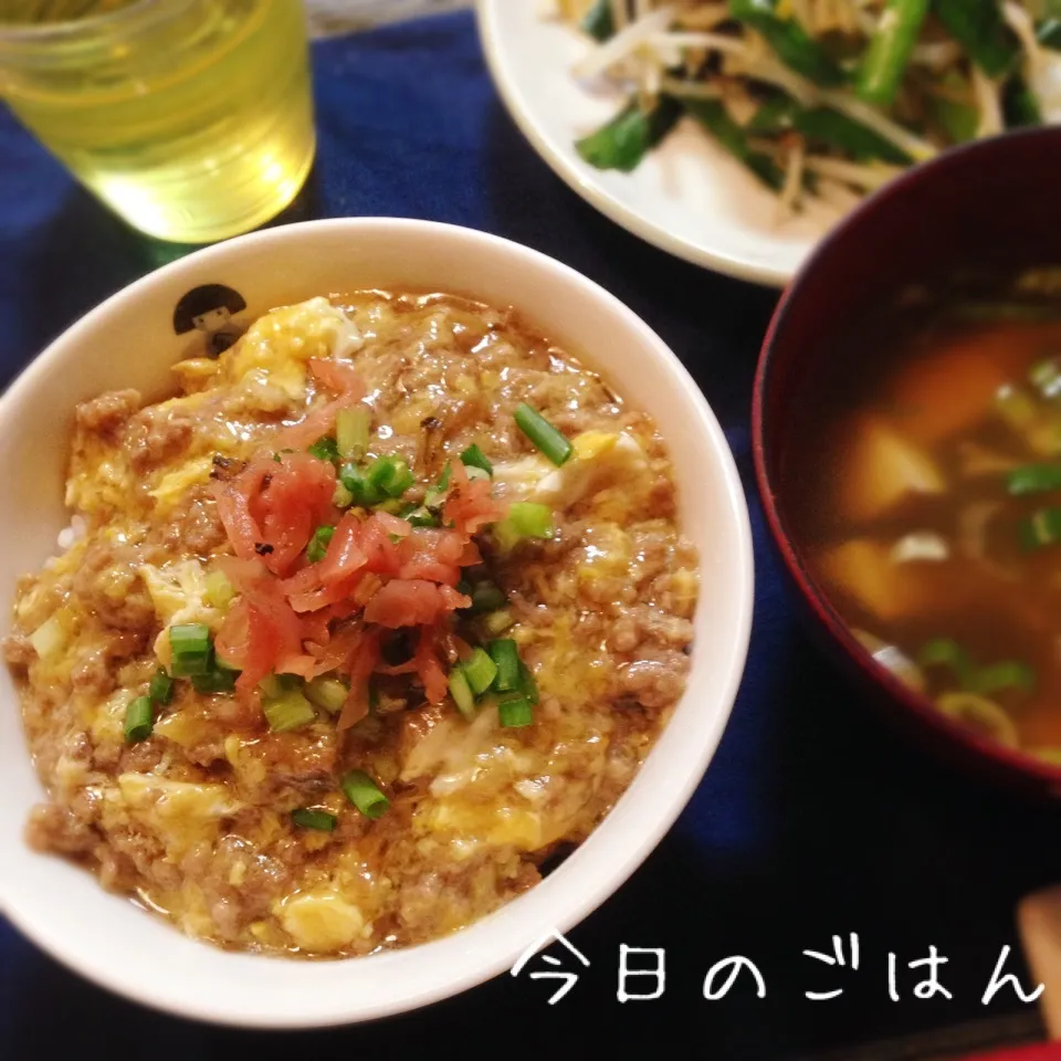 Snapdishの料理写真:ひき肉卵とじ飯、中華スープ⭐️|kaokaoさん