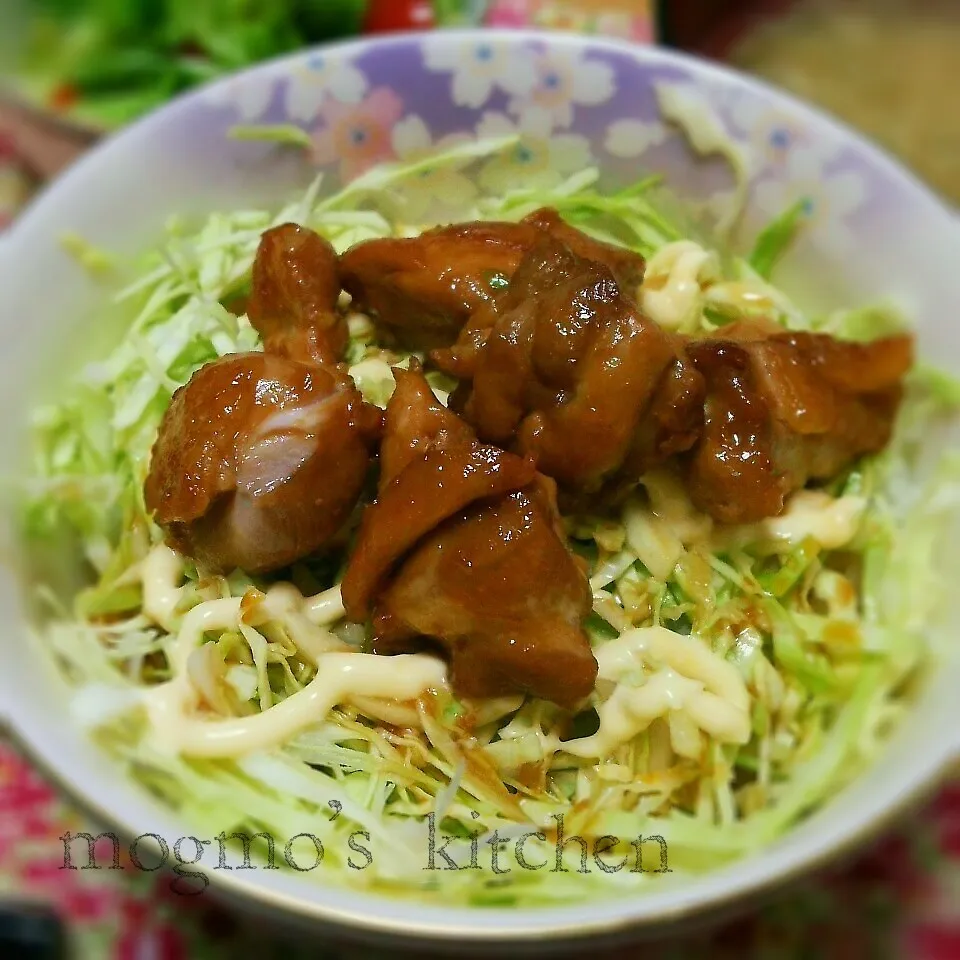 Snapdishの料理写真:甘辛ダレが食欲そそる♪簡単 鶏の照り焼き丼|mogmoさん