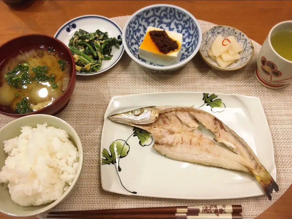 18/11/26 夕飯♪ かます開き 肉味噌冷奴 ほうれん草卵とじ 大根浅漬け 味噌汁|ikukoさん