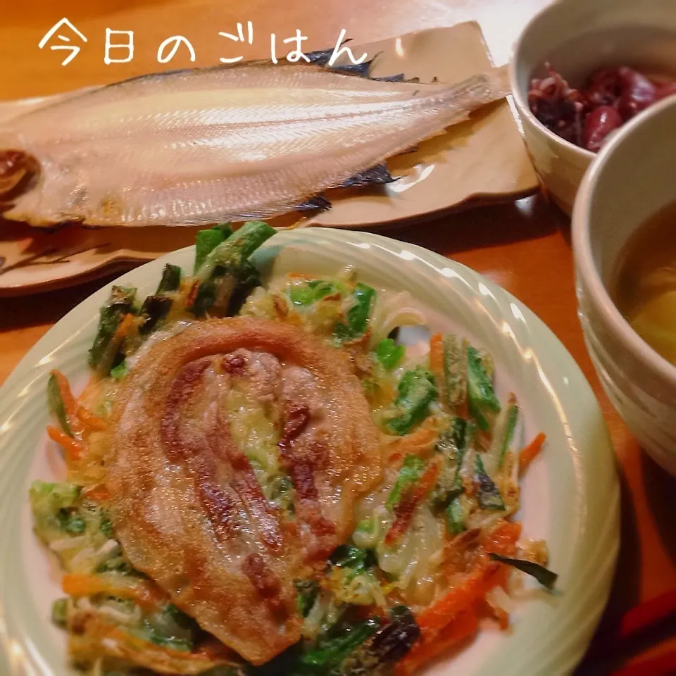 Snapdishの料理写真:ニラもやしチヂミ、山かれいの干物、チンゲン菜と豆腐のスープ|kaokaoさん