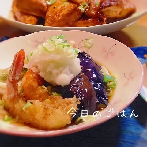夏野菜と海老天のっけおろしうどん、厚揚げの照り焼き⭐︎|kaokaoさん