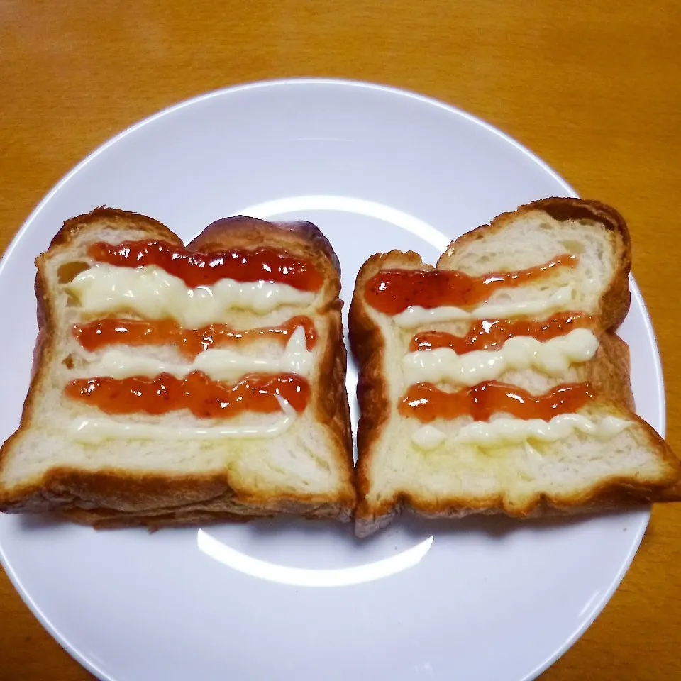 【株主優待レシピ】デニッシュにイチゴ＆バター風味クリーム♪|パーケイさん