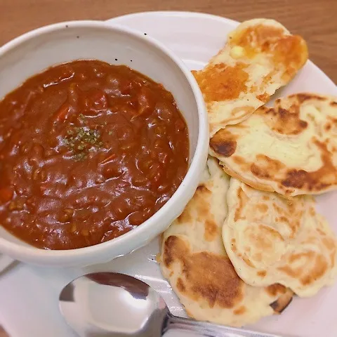 Snapdishの料理写真:フライパンで手作りナンとキーマカレー|miiiiiさん