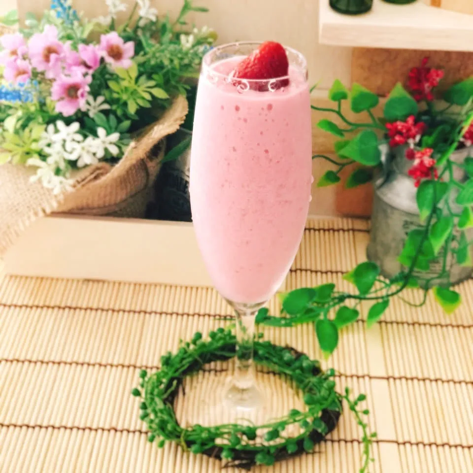 自家製米麹甘酒と豆乳で冷凍いちごのスムージー🍓|bba.naoさん