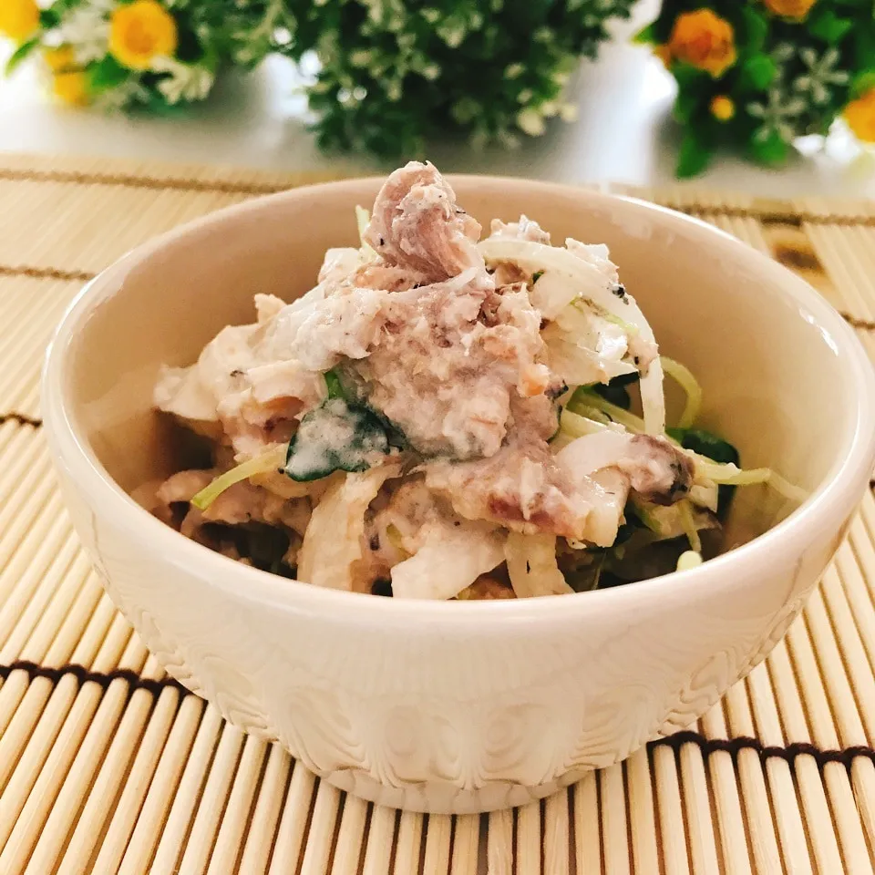 おから愛好会🍀おから入り鯖缶と新玉のサラダ💕|bba.naoさん