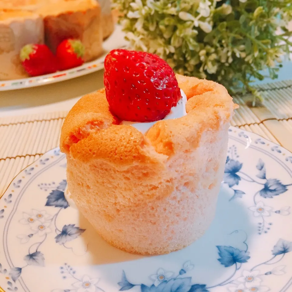 いちごのカップシフォンケーキ🍓100圴のマフィン型で〜|bba.naoさん