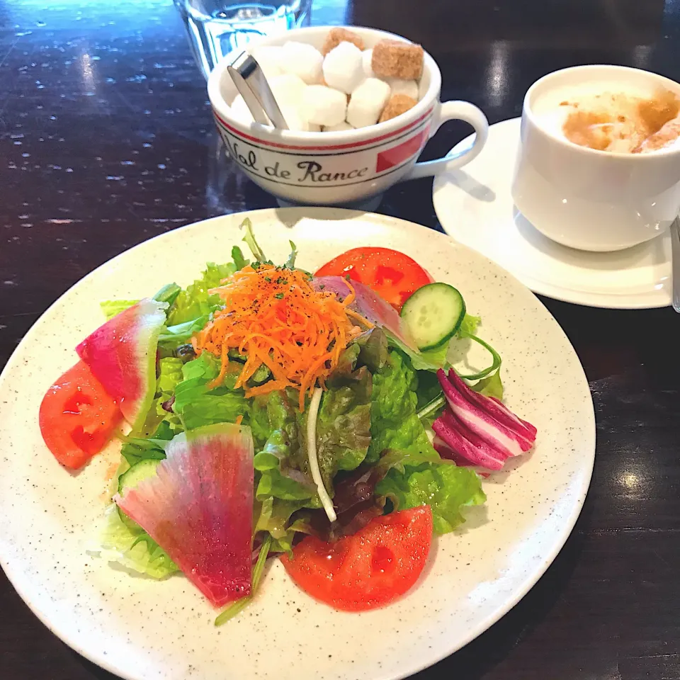 お昼ご飯〜グリーンサラダとコーヒー|perfuさん