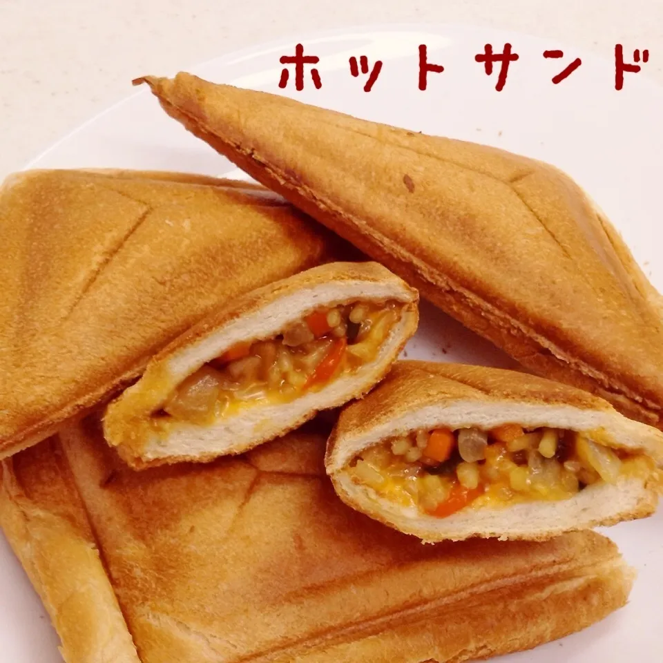 パンの耳で！ チーズ入り焼きそばホットサンド|く〜ちさん