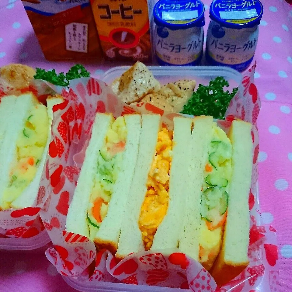 ポテサラとチーズスクランブルエッグのサンドイッチ弁当🍞|ひなちゃんさん