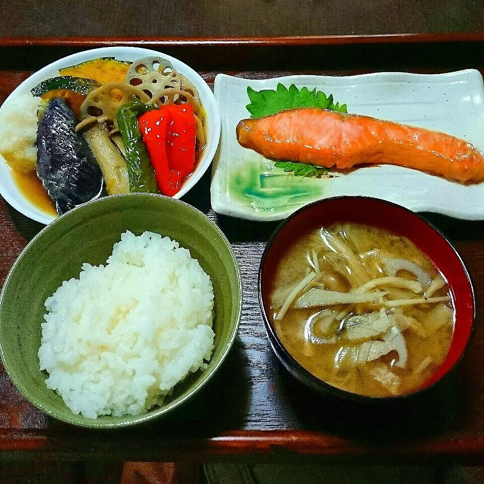 Snapdishの料理写真:野菜の揚げ浸し、サーモン、根菜ときのこの味噌汁、ご飯|ひなちゃんさん