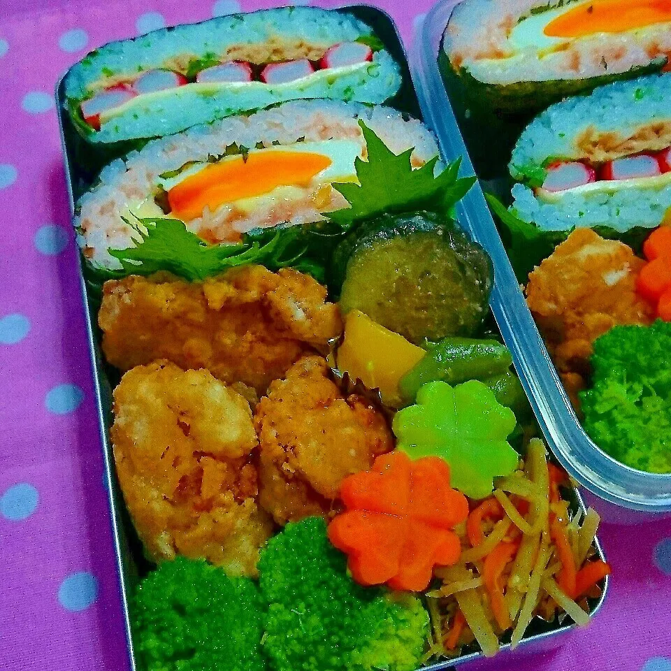 Snapdishの料理写真:おにぎらずと鶏もも竜田揚げ弁当|ひなちゃんさん