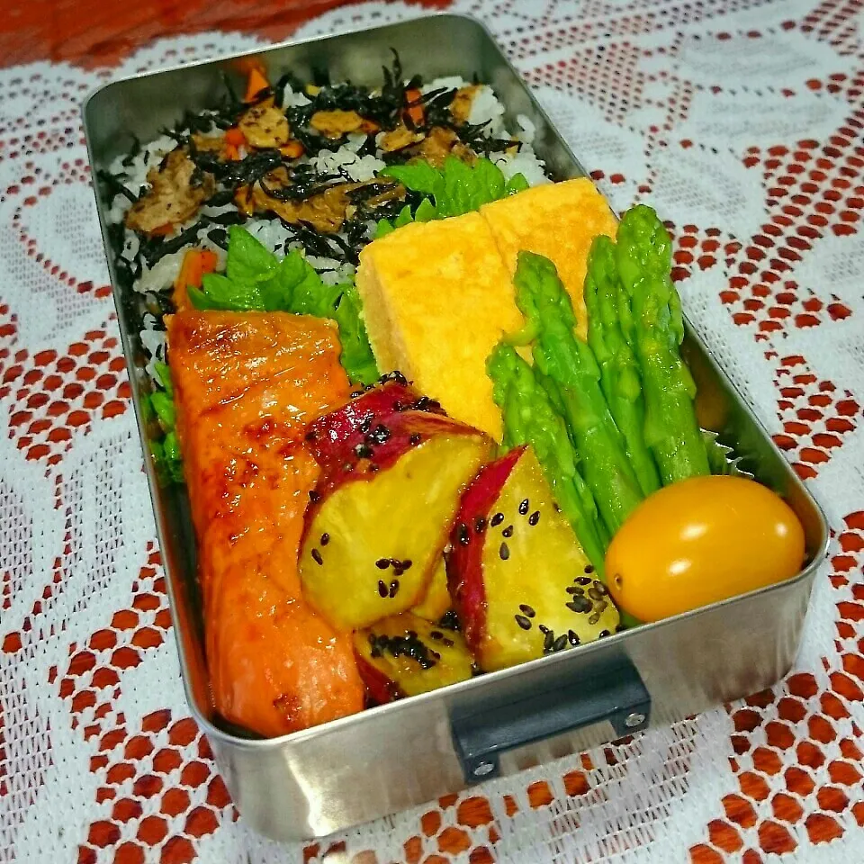 Snapdishの料理写真:鮭弁当。|ひなちゃんさん