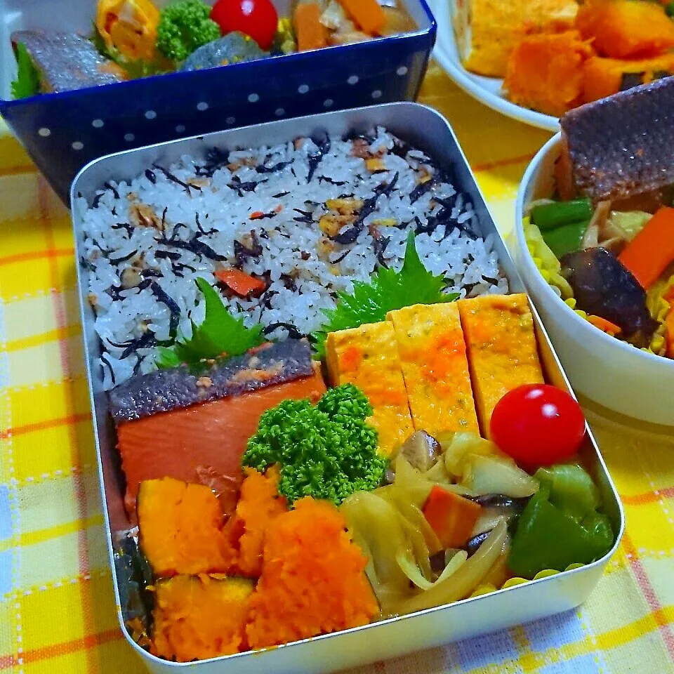 Snapdishの料理写真:ひじきご飯と鮭の味噌粕漬け弁当。|ひなちゃんさん