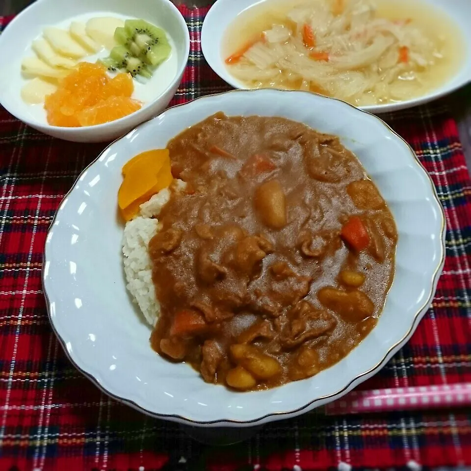 Snapdishの料理写真:カレーライス★コンソメスープ★フルーツヨーグルト|ひなちゃんさん