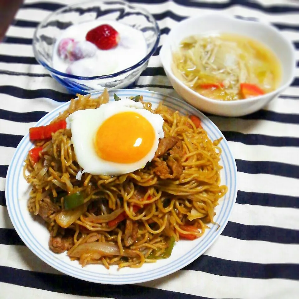 焼きそば☆野菜コンソメスープ☆苺とりんごのヨーグルト|ひなちゃんさん