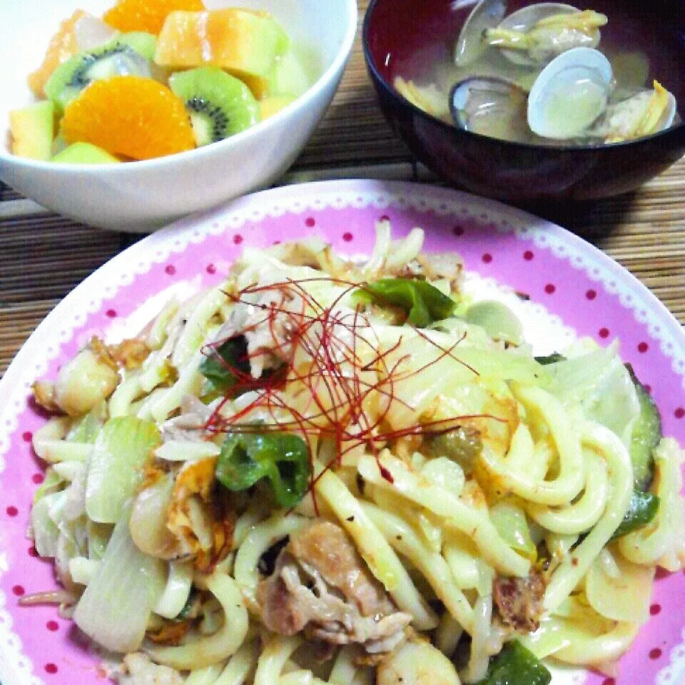 Snapdishの料理写真:今日の夕食☆野菜たっぷり焼きうどん♪|ひなちゃんさん