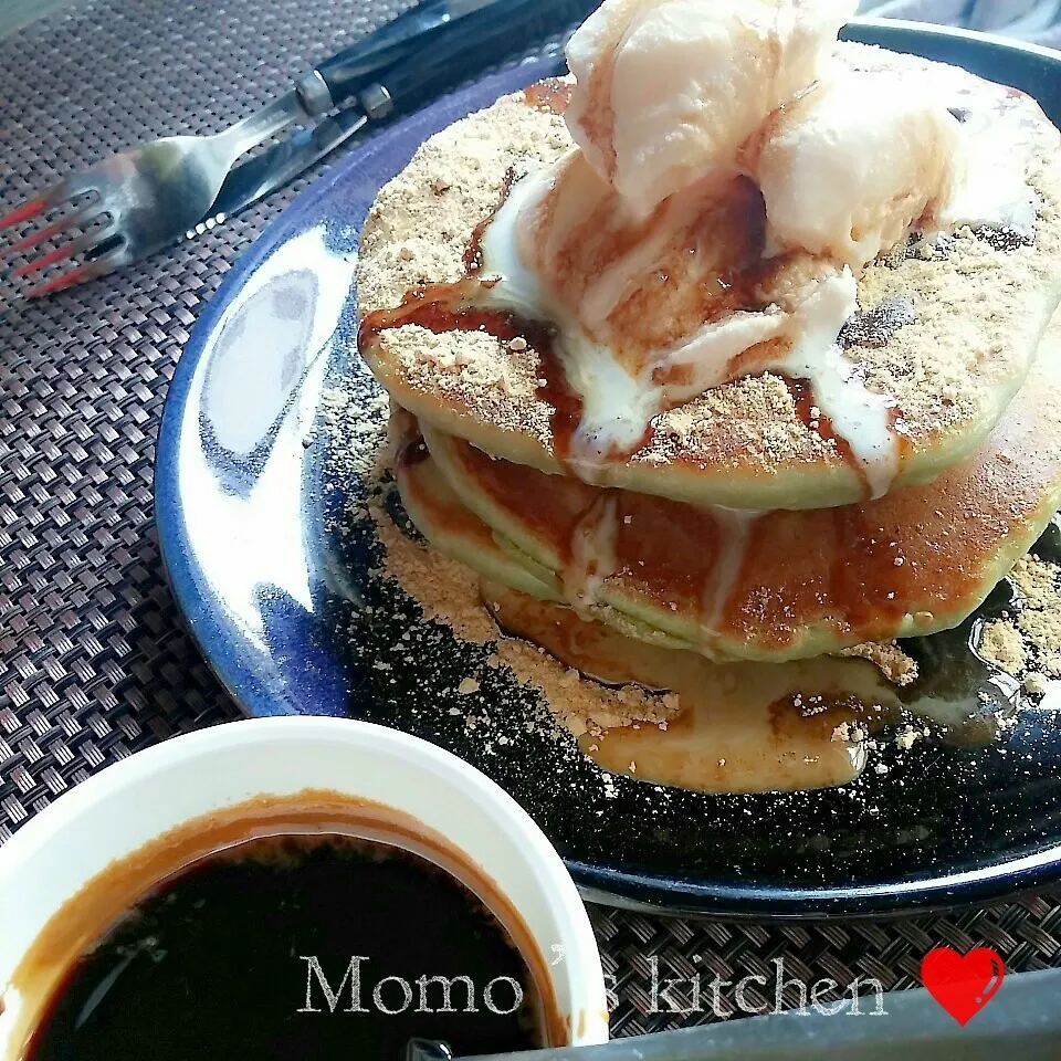 Snapdishの料理写真:蜂蜜抹茶ﾓﾁﾓﾁ💓ﾎｯﾄｹｰｷ黒蜜きな粉ｱｲｽのせ|★QP★さん