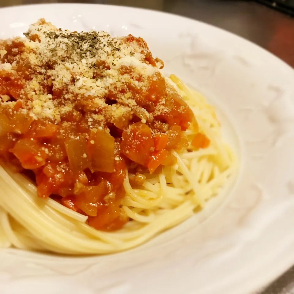 Snapdishの料理写真:自家製トマトでミートソースパスタ♪|あるぱかさん