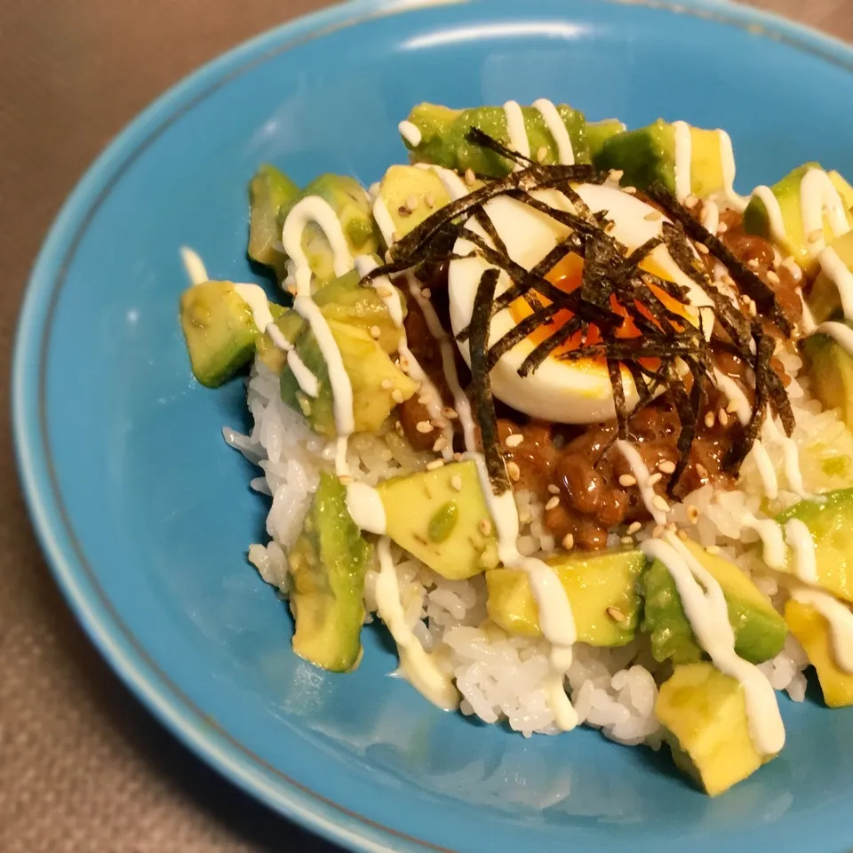 半熟卵のせ♪アボカド納豆丼|あるぱかさん