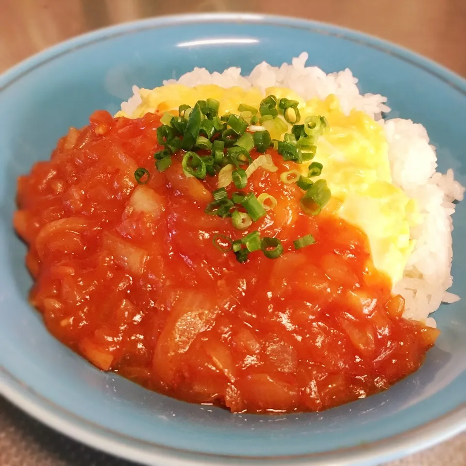 簡単節約♪チーズ入り卵のチリソース丼|あるぱかさん