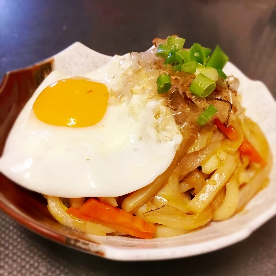 焼きうどんソース味♪半熟目玉焼きのせ|あるぱかさん