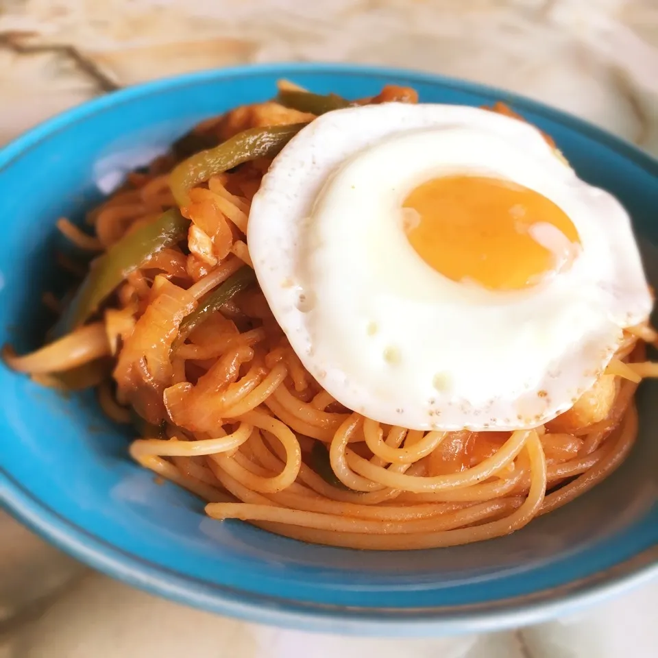 半熟目玉焼きのせ♡ナポリタン|あるぱかさん