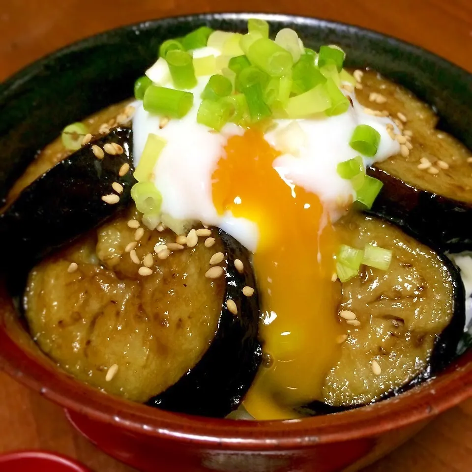 なすのとろとろ甘辛丼♪温泉卵のせ|あるぱかさん