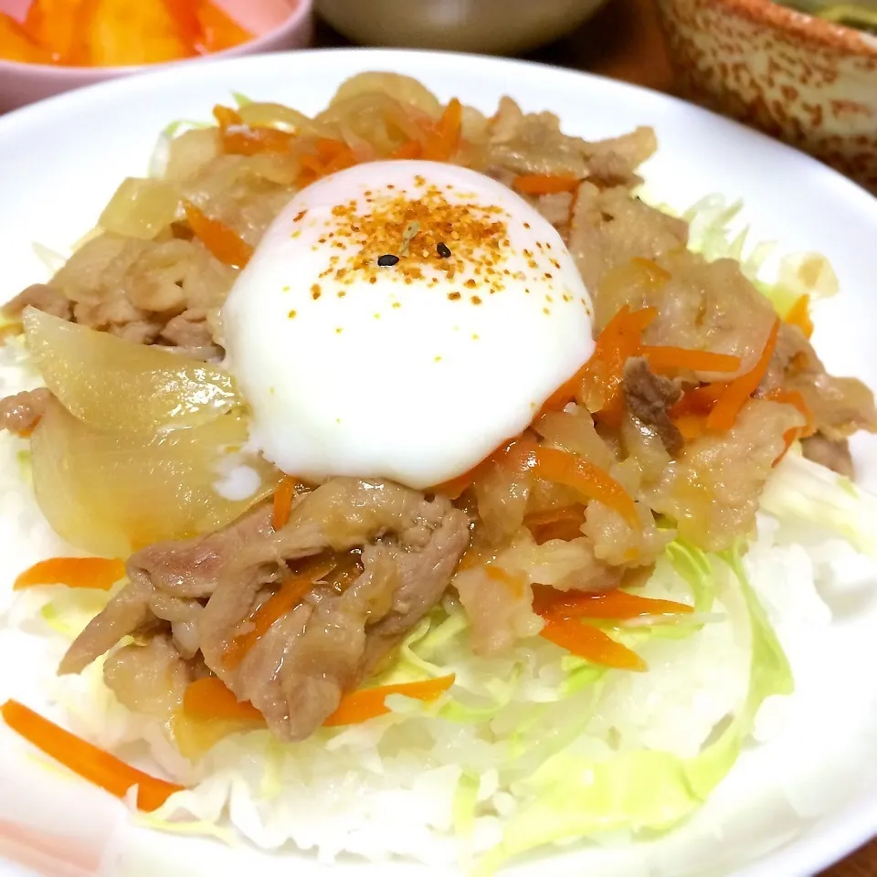 野菜たっぷり豚丼♪温泉卵のせ|あるぱかさん